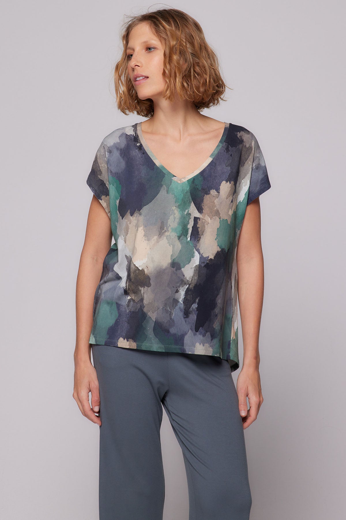 Majestic V Yaka Desenli Streç T-shirt-Libas Trendy Fashion Store