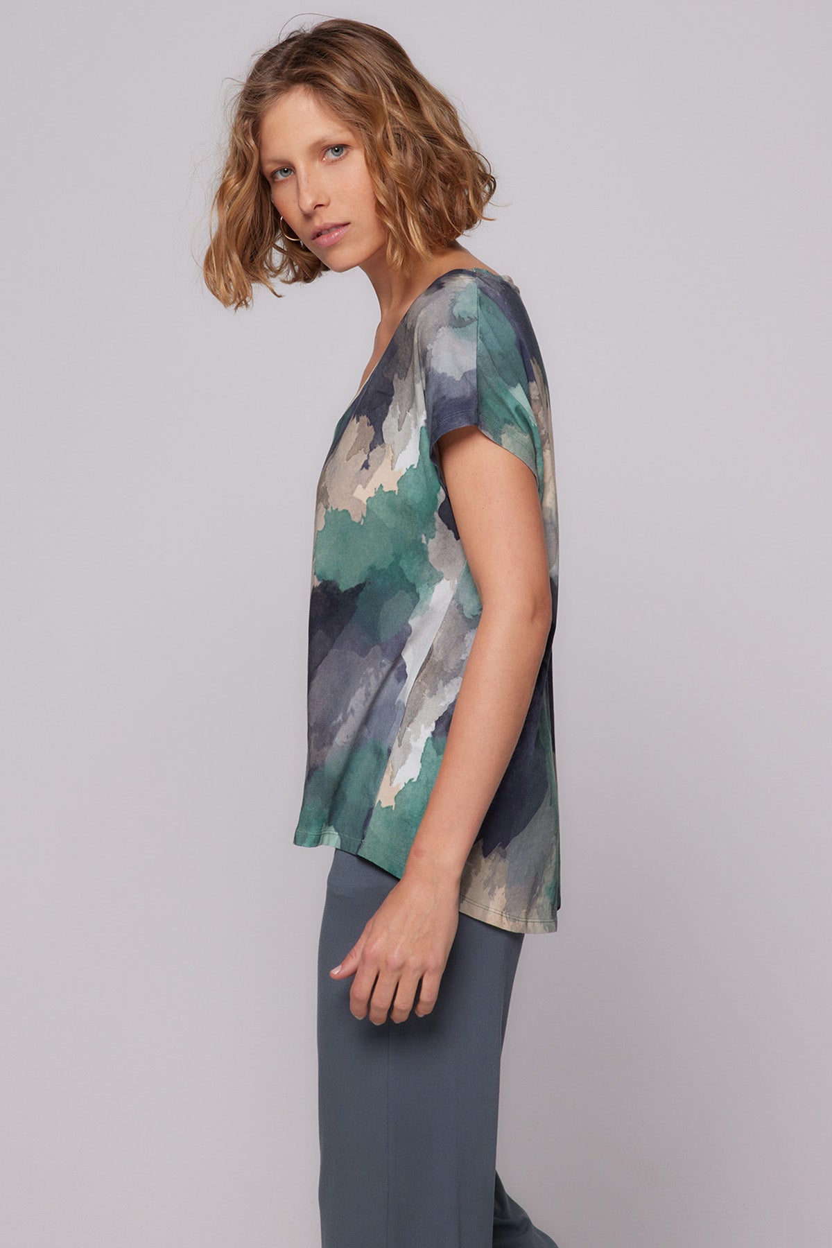 Majestic V Yaka Desenli Streç T-shirt-Libas Trendy Fashion Store