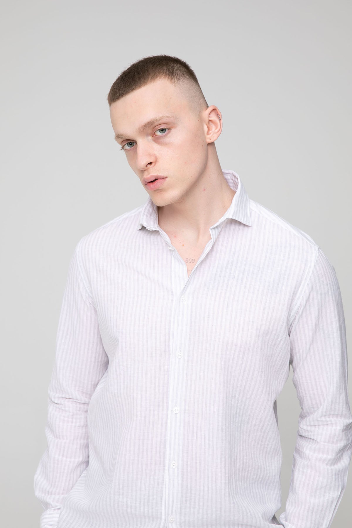 Fradi Çizgili İtalyan Yaka Ketenli Gömlek