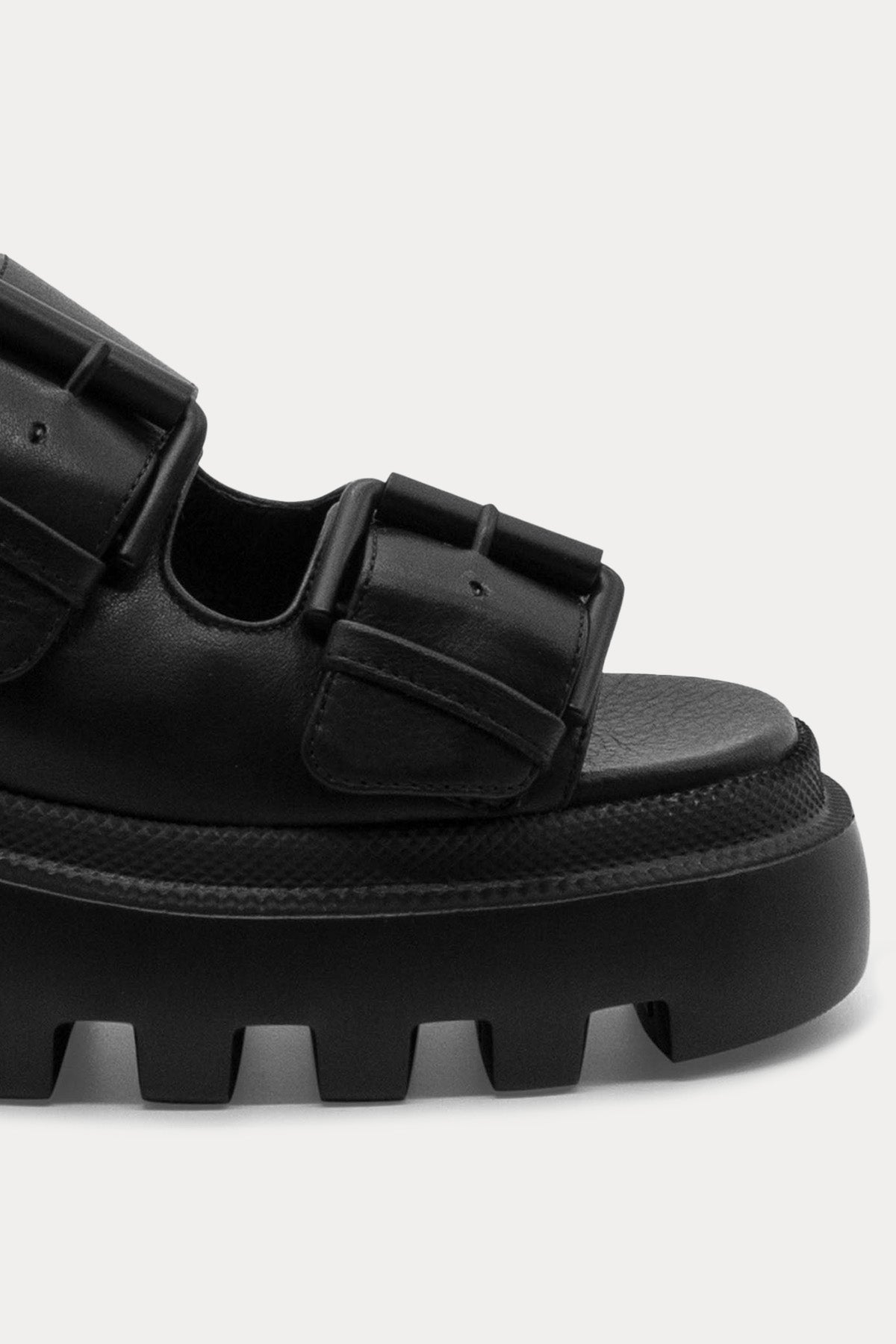 Vic Matie Extralight Tabanlı Çift Tokalı Küt Burun Deri Terlik