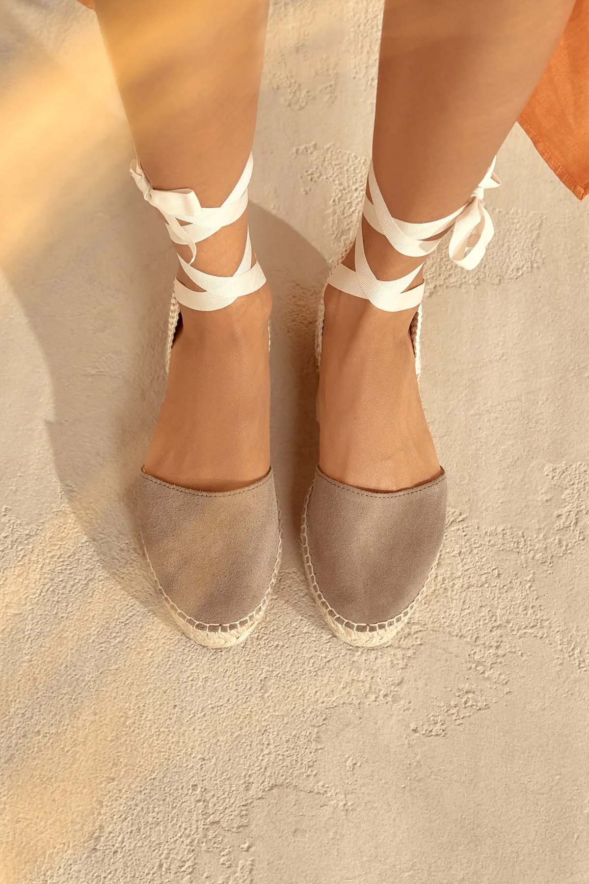 Manebi Bilekten Bağlamalı Süet Sandalet