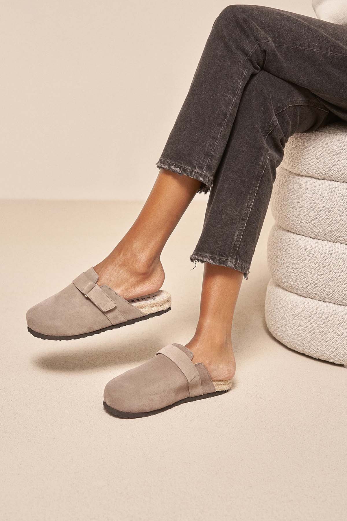 Manebi Cırt Cırt Bantlı Süet Terlik