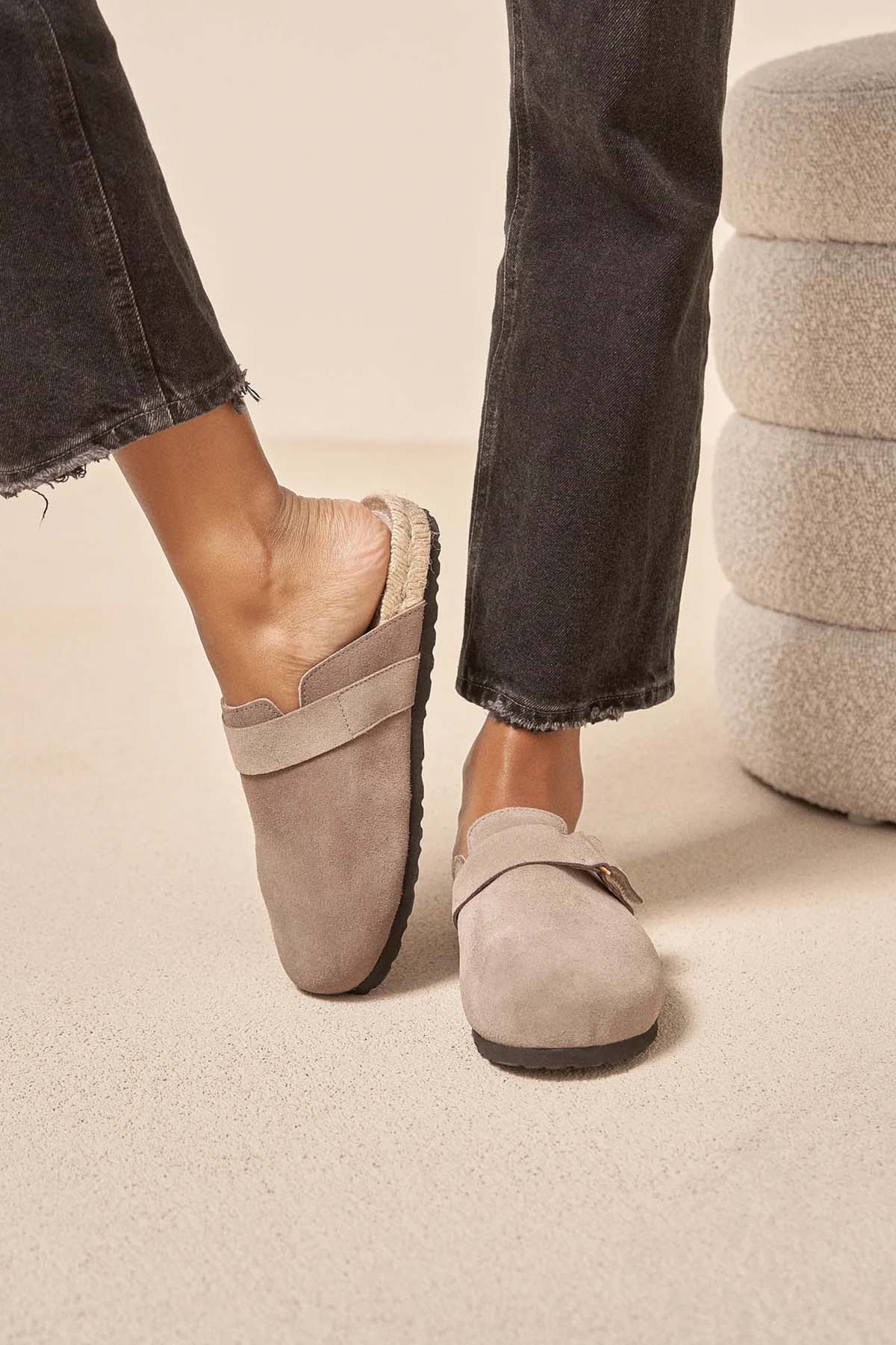 Manebi Cırt Cırt Bantlı Süet Terlik