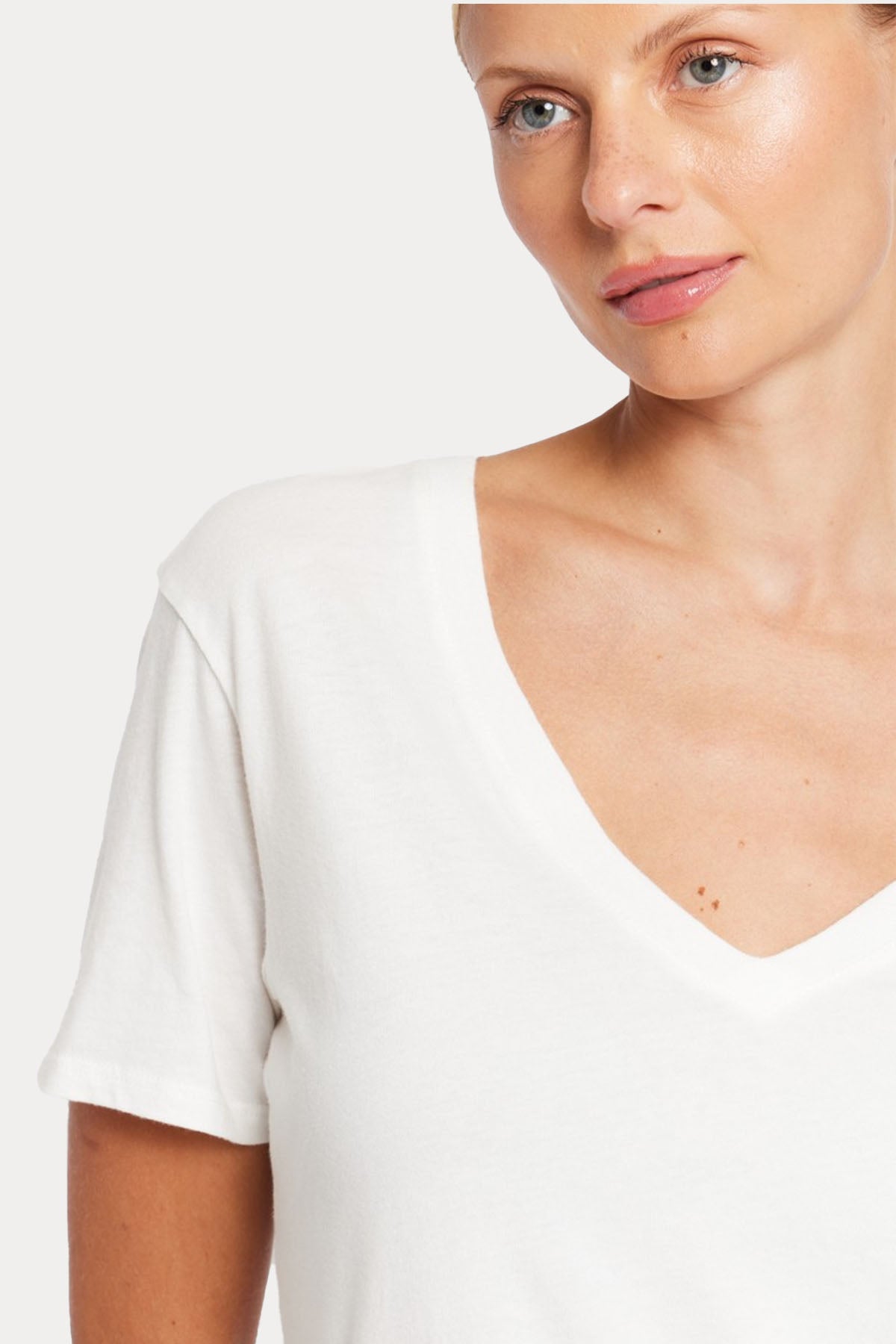 Berenice Enoyaailes Taş Aksesuarlı Kanat Desenli V Yaka T-shirt-Libas Trendy Fashion Store