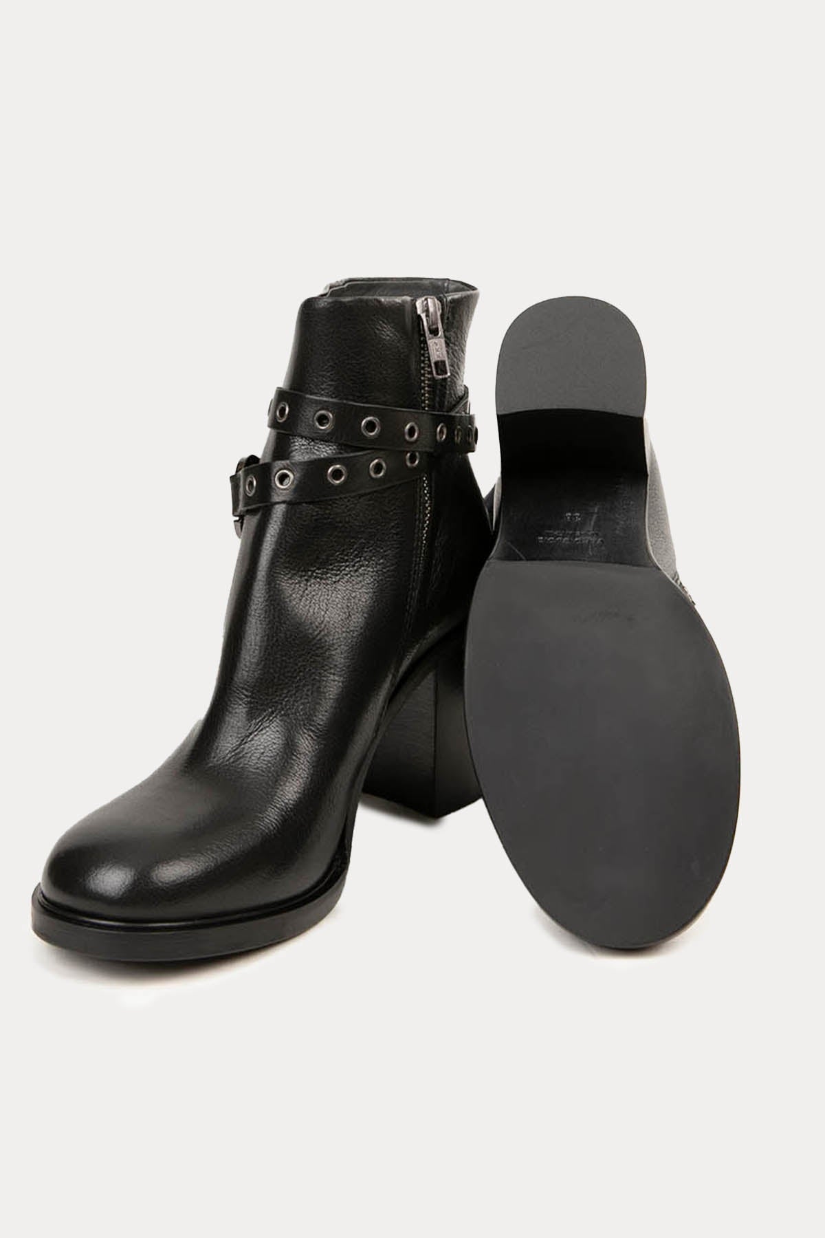 Fruit Zımbalı Kemer Detaylı Topuklu Deri Bot