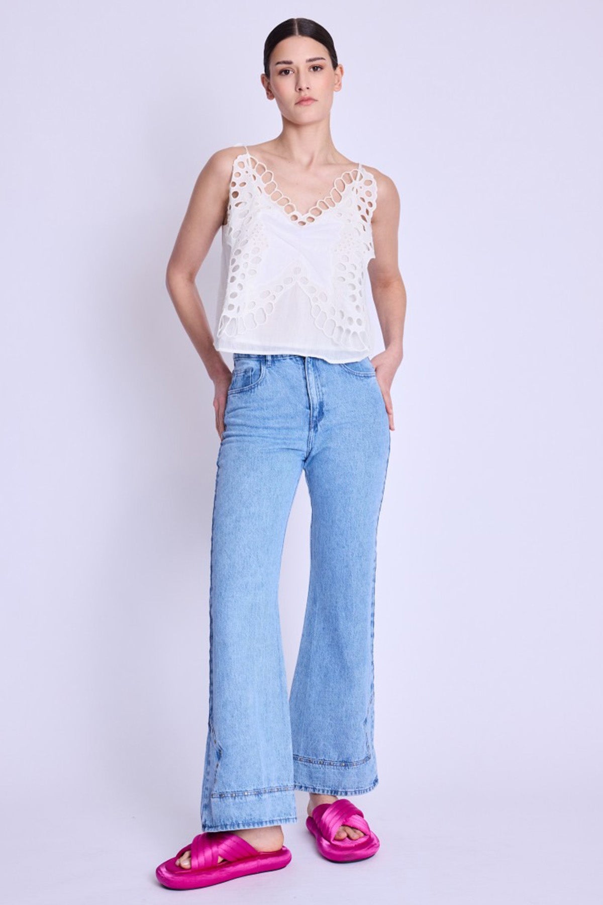 Berenice Thais Dantel Nakışlı V Yaka Bluz