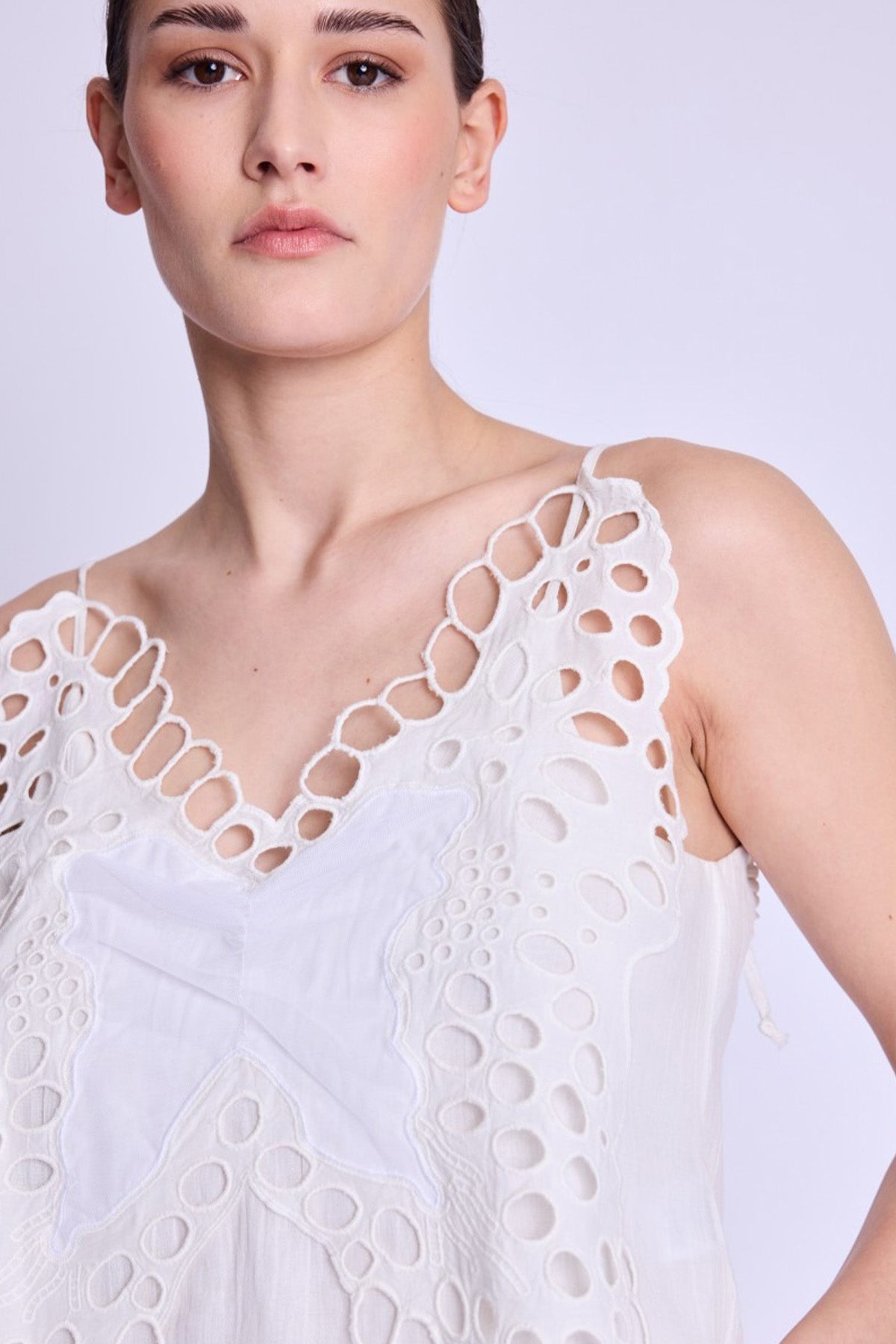 Berenice Thais Dantel Nakışlı V Yaka Bluz