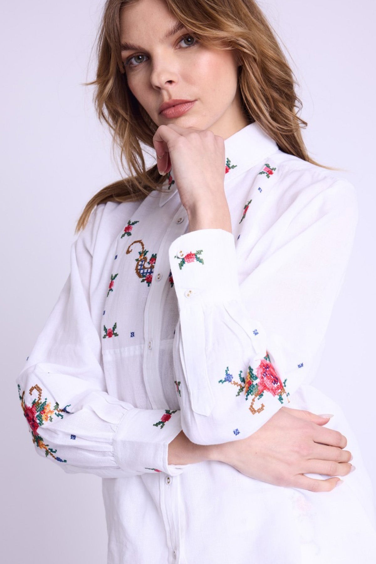 Berenice Cordoba Klasik Yaka Renkli Nakış Desenli Keten Gömlek