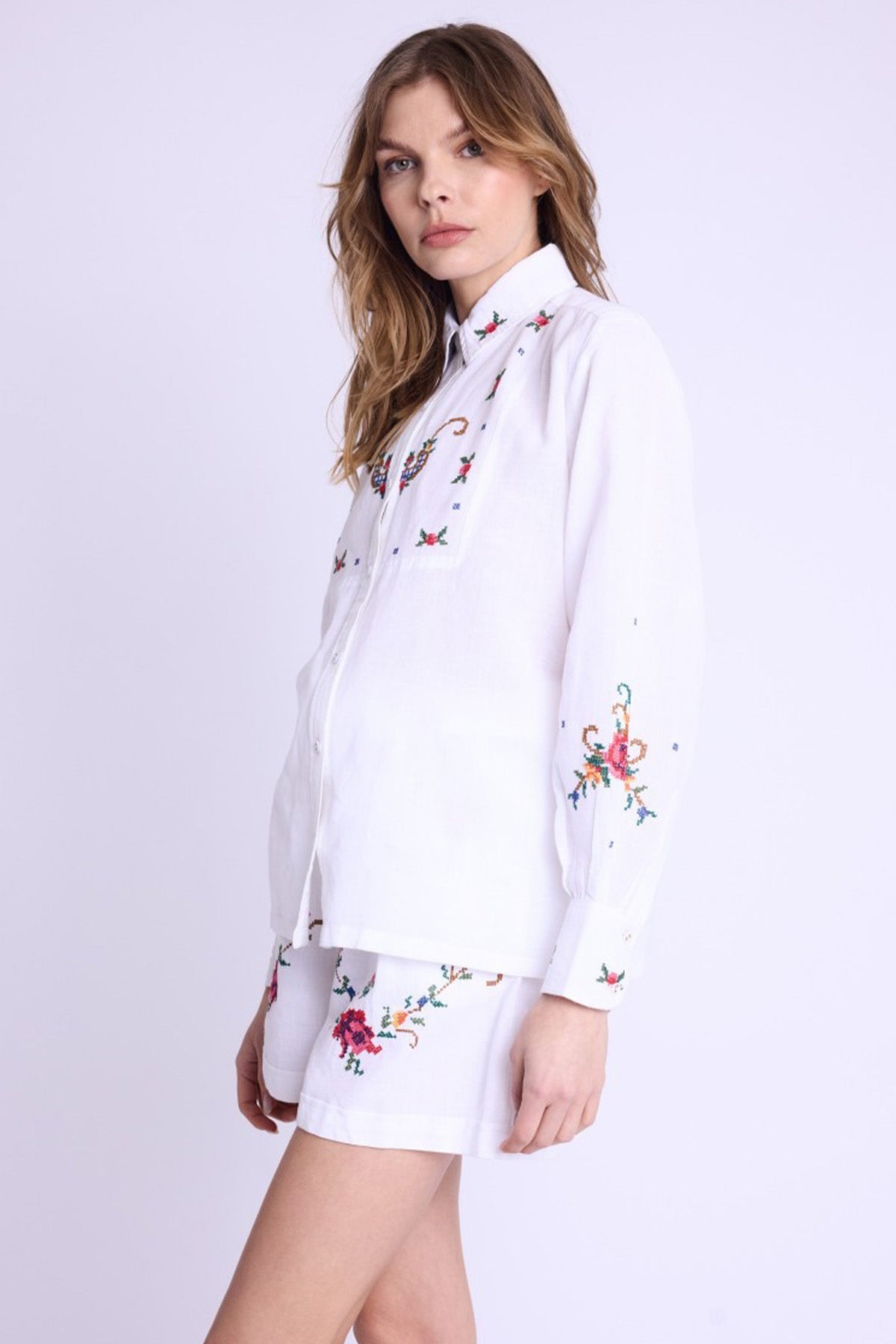 Berenice Cordoba Klasik Yaka Renkli Nakış Desenli Keten Gömlek