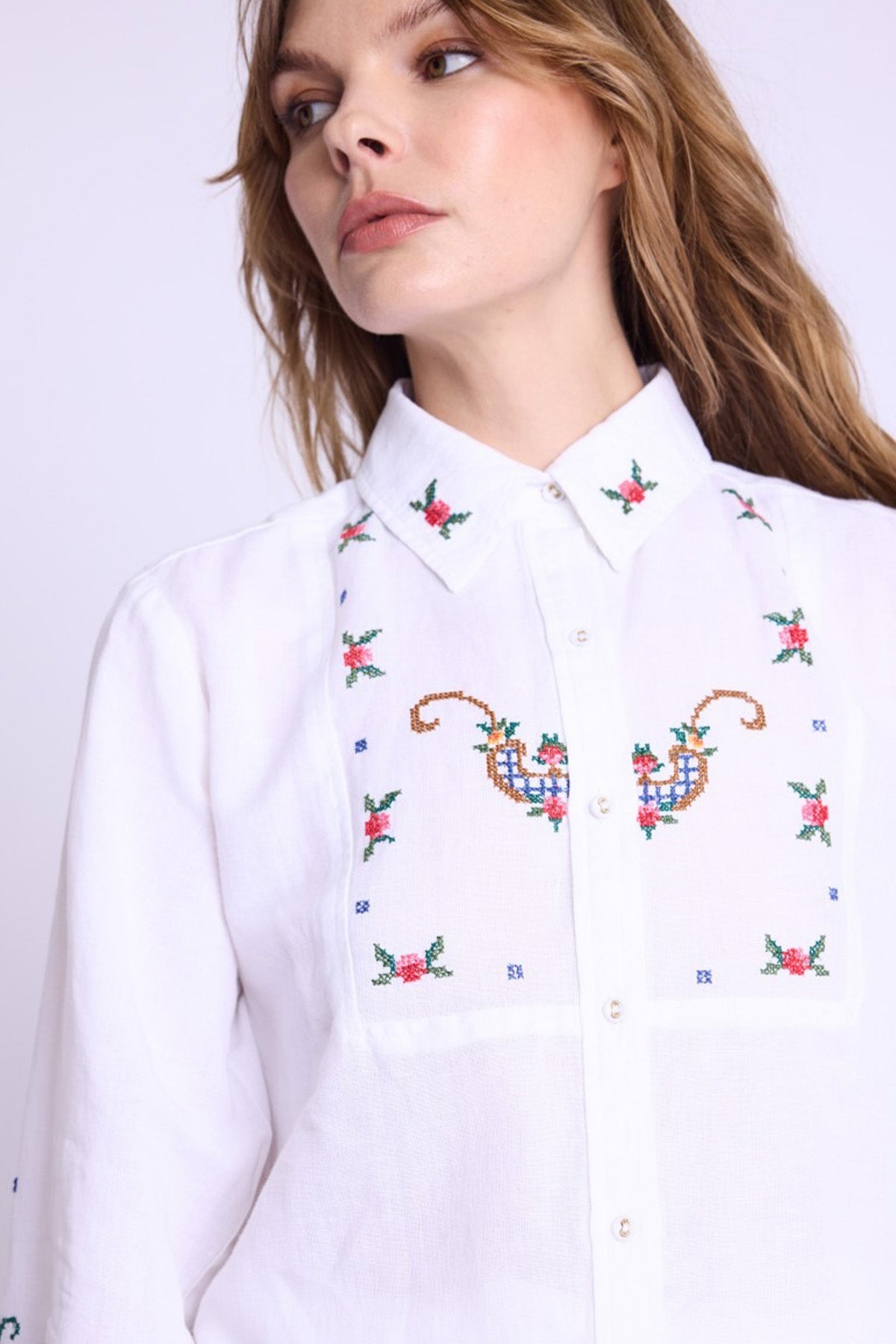 Berenice Cordoba Klasik Yaka Renkli Nakış Desenli Keten Gömlek