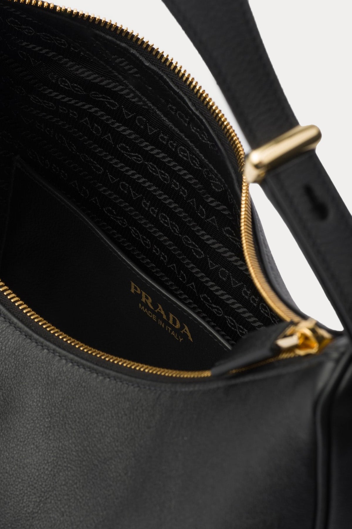 Prada Logolu Medium Deri Çanta