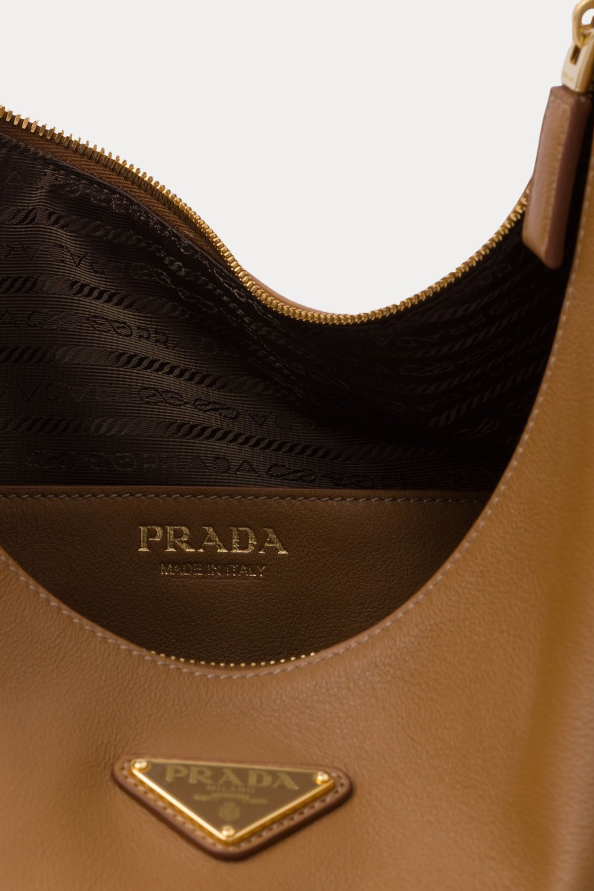Prada Logolu Deri Medium Omuz Çantası