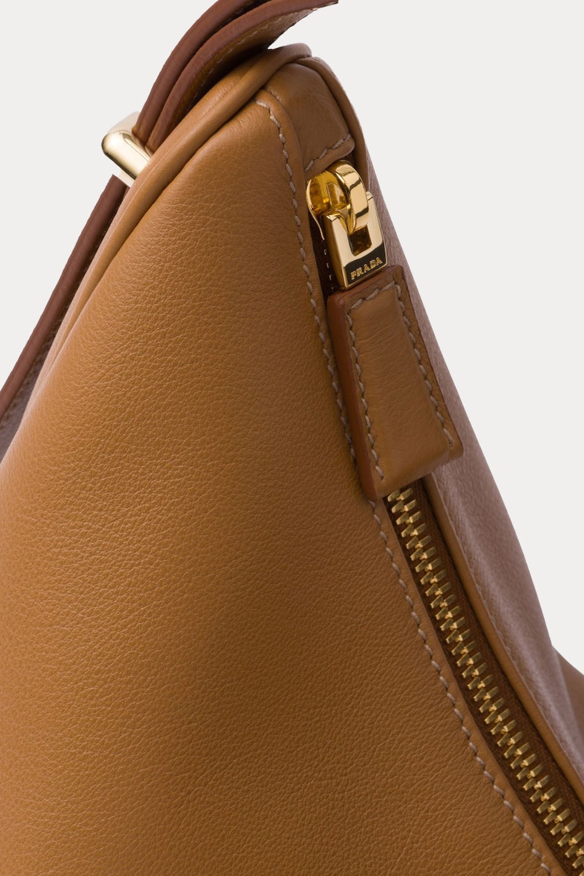 Prada Logolu Deri Medium Omuz Çantası