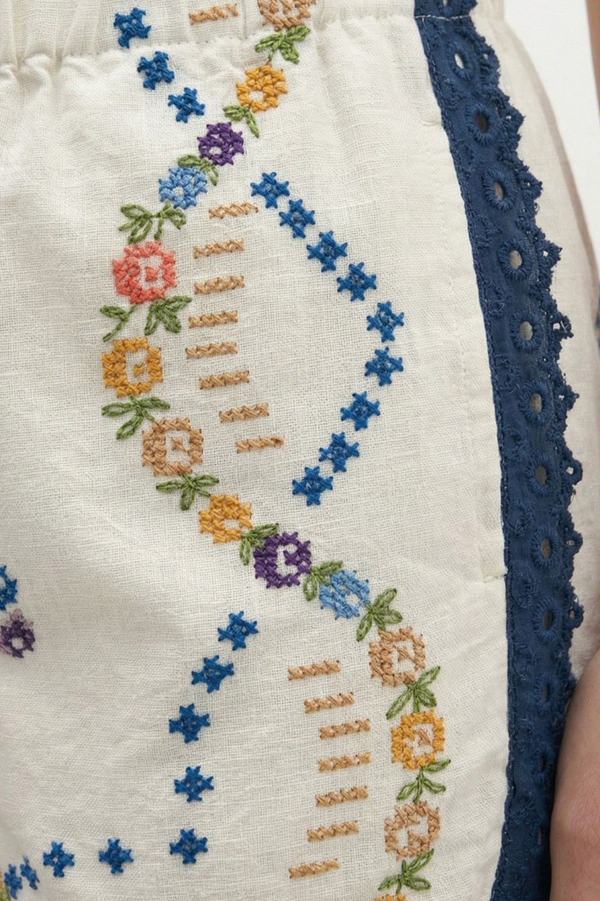 Berenice Regular Fit Nakış Desenli Keten Şort