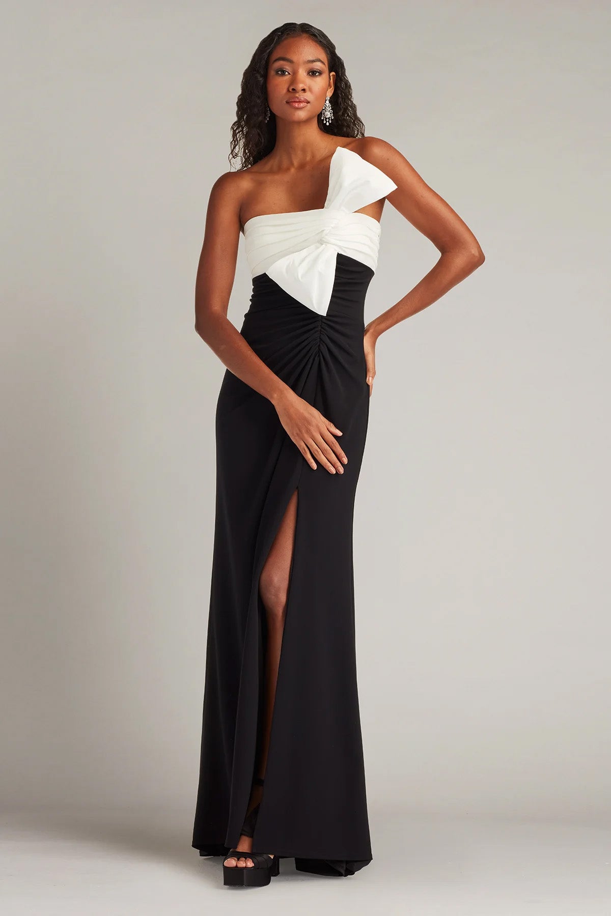Tadashi Shoji Slim Fit Fiyonklu Straplez Maxi Abiye Elbise