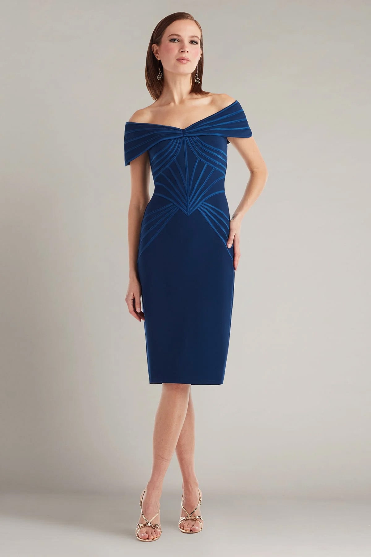Tadashi Shoji Slim Fit Kayık Yaka Dizüstü Abiye Elbise