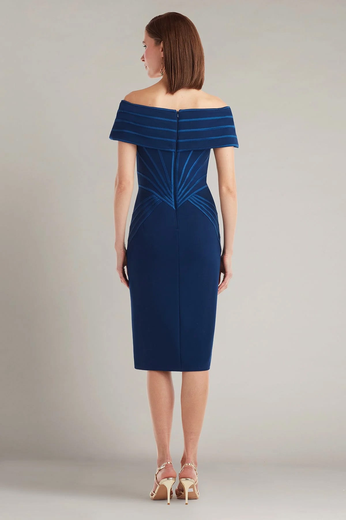 Tadashi Shoji Slim Fit Kayık Yaka Dizüstü Abiye Elbise