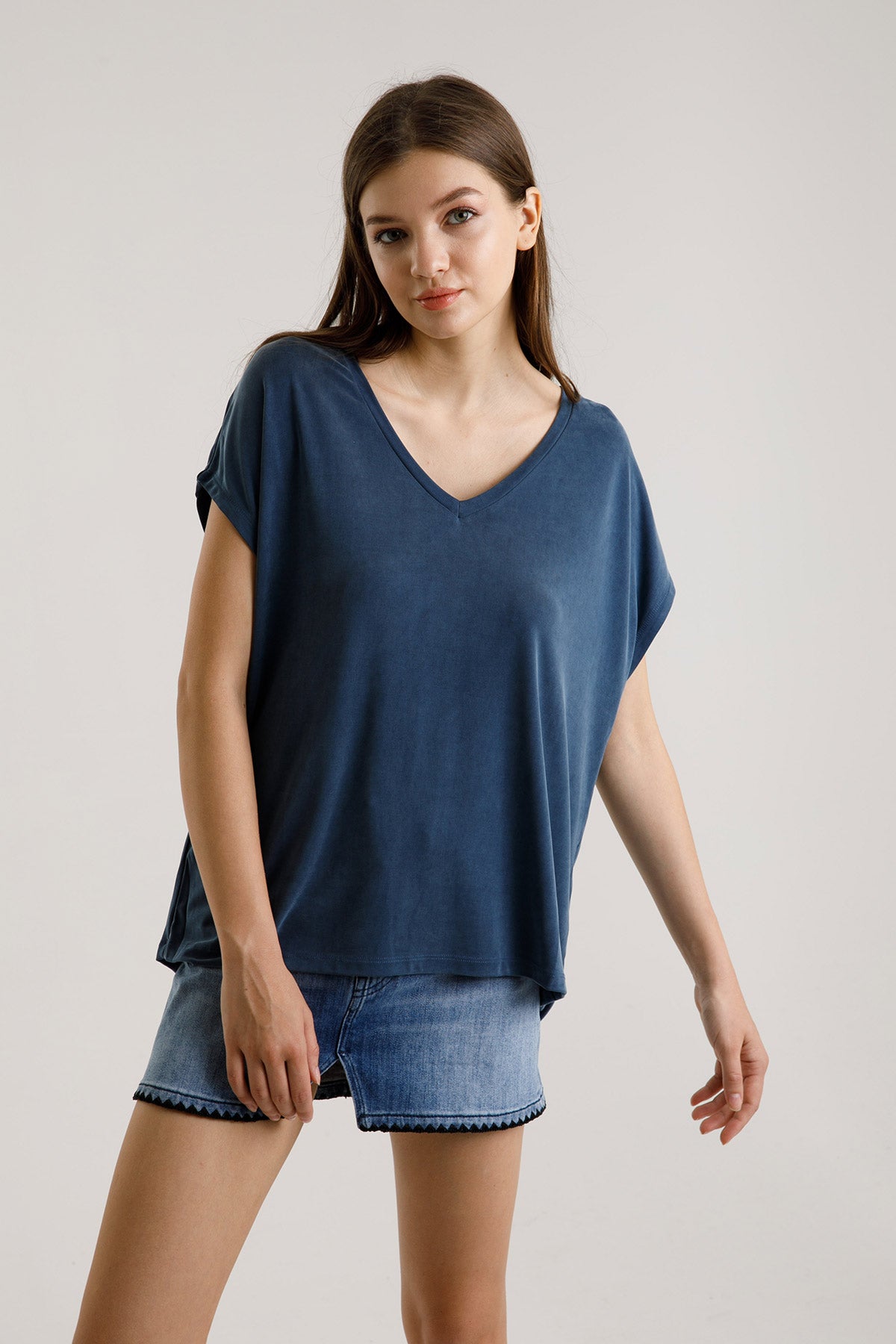 Majestic Geniş Kesim V Yaka T-shirt-Libas Trendy Fashion Store