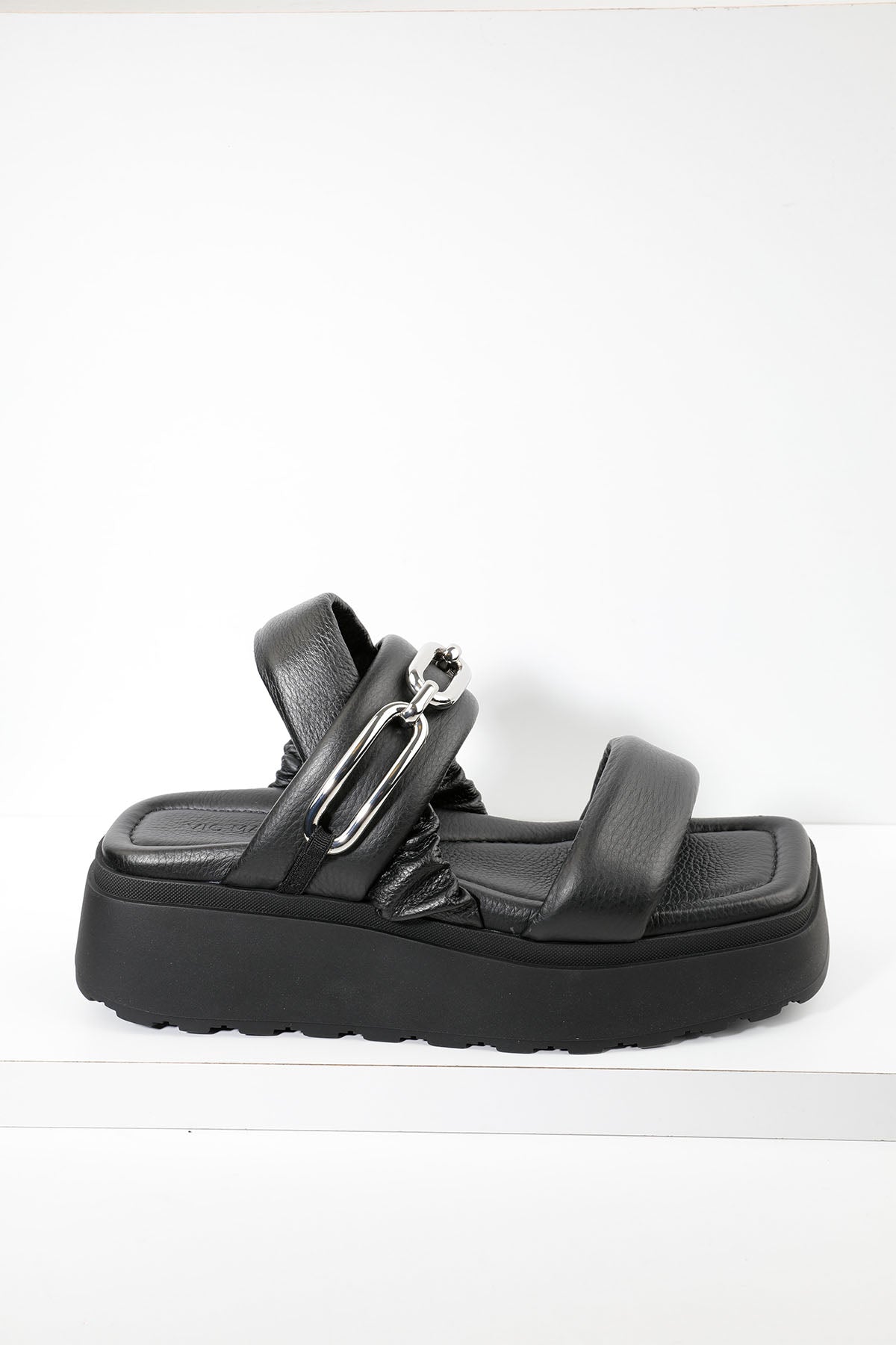 Vic Matie Küt Burun Zincir Aksesuarlı Deri Sandalet-Libas Trendy Fashion Store