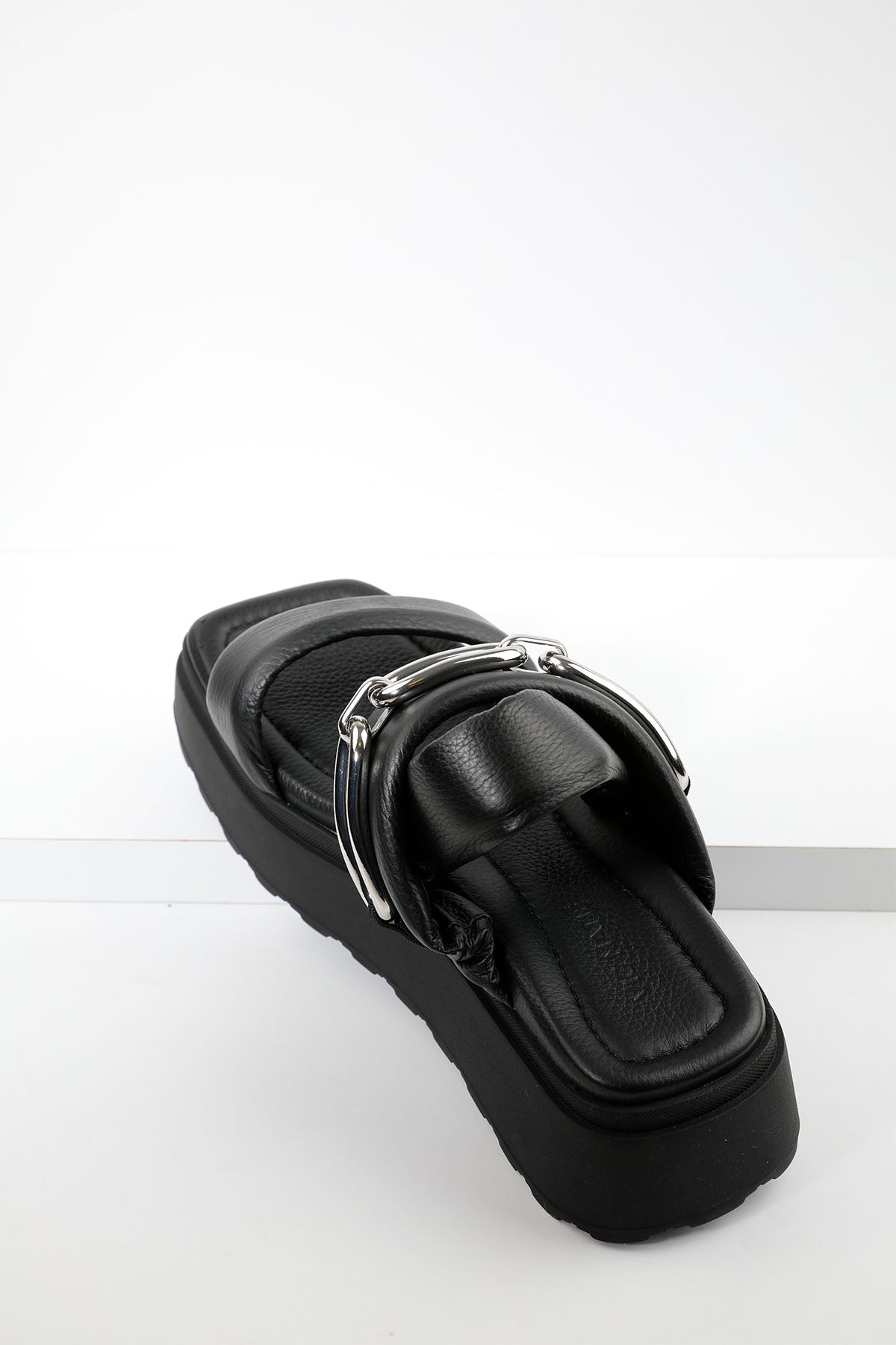 Vic Matie Küt Burun Zincir Aksesuarlı Deri Sandalet-Libas Trendy Fashion Store