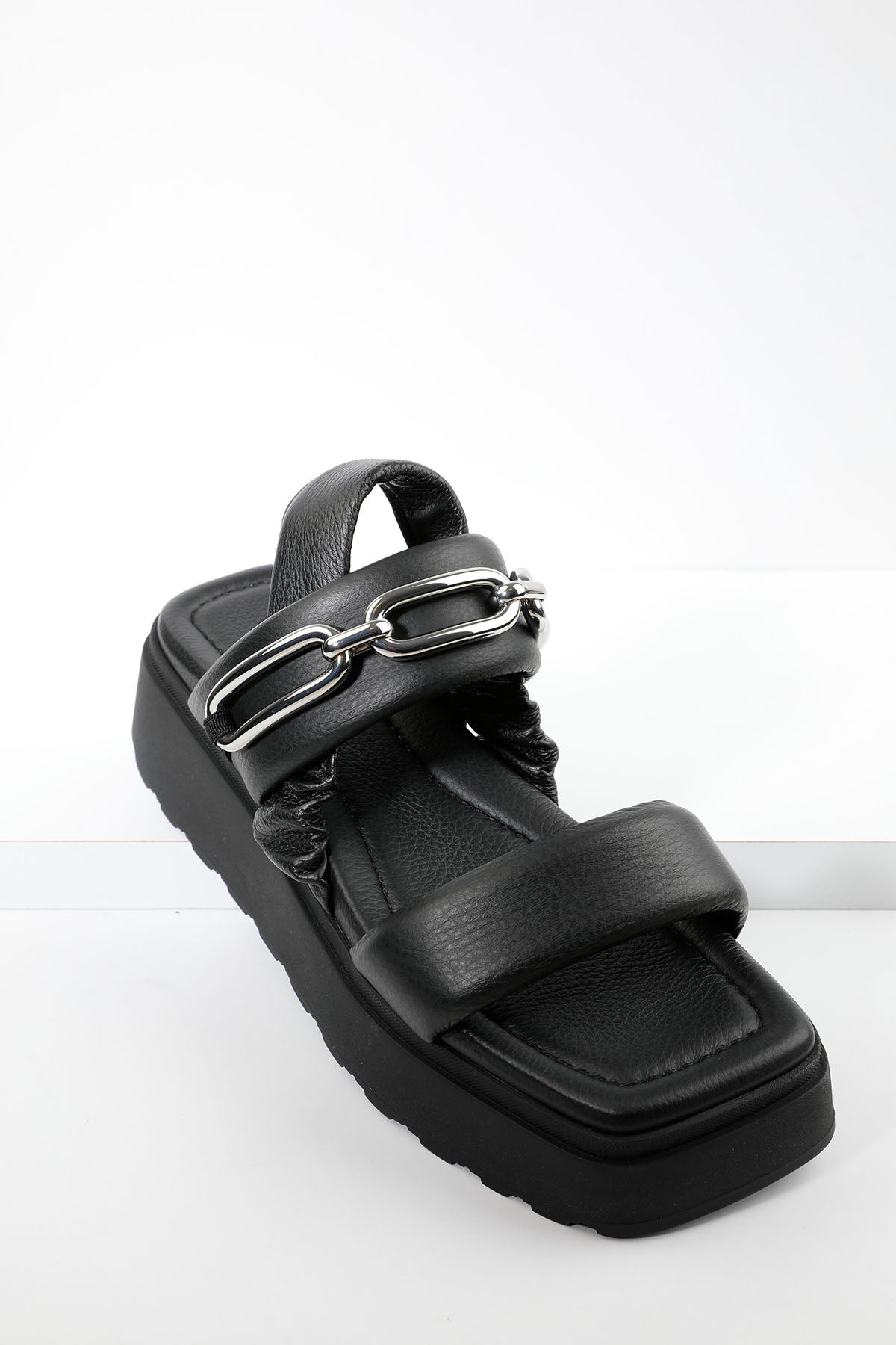 Vic Matie Küt Burun Zincir Aksesuarlı Deri Sandalet-Libas Trendy Fashion Store