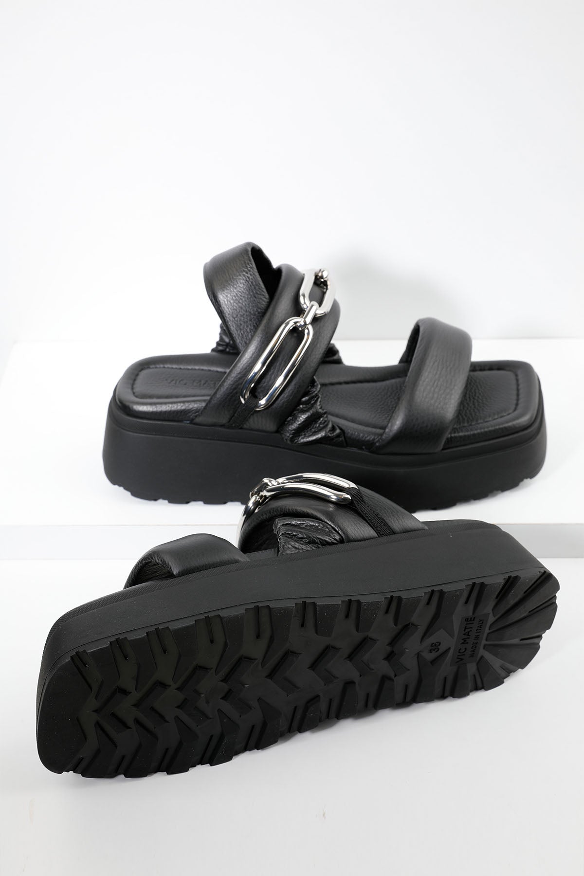 Vic Matie Küt Burun Zincir Aksesuarlı Deri Sandalet-Libas Trendy Fashion Store