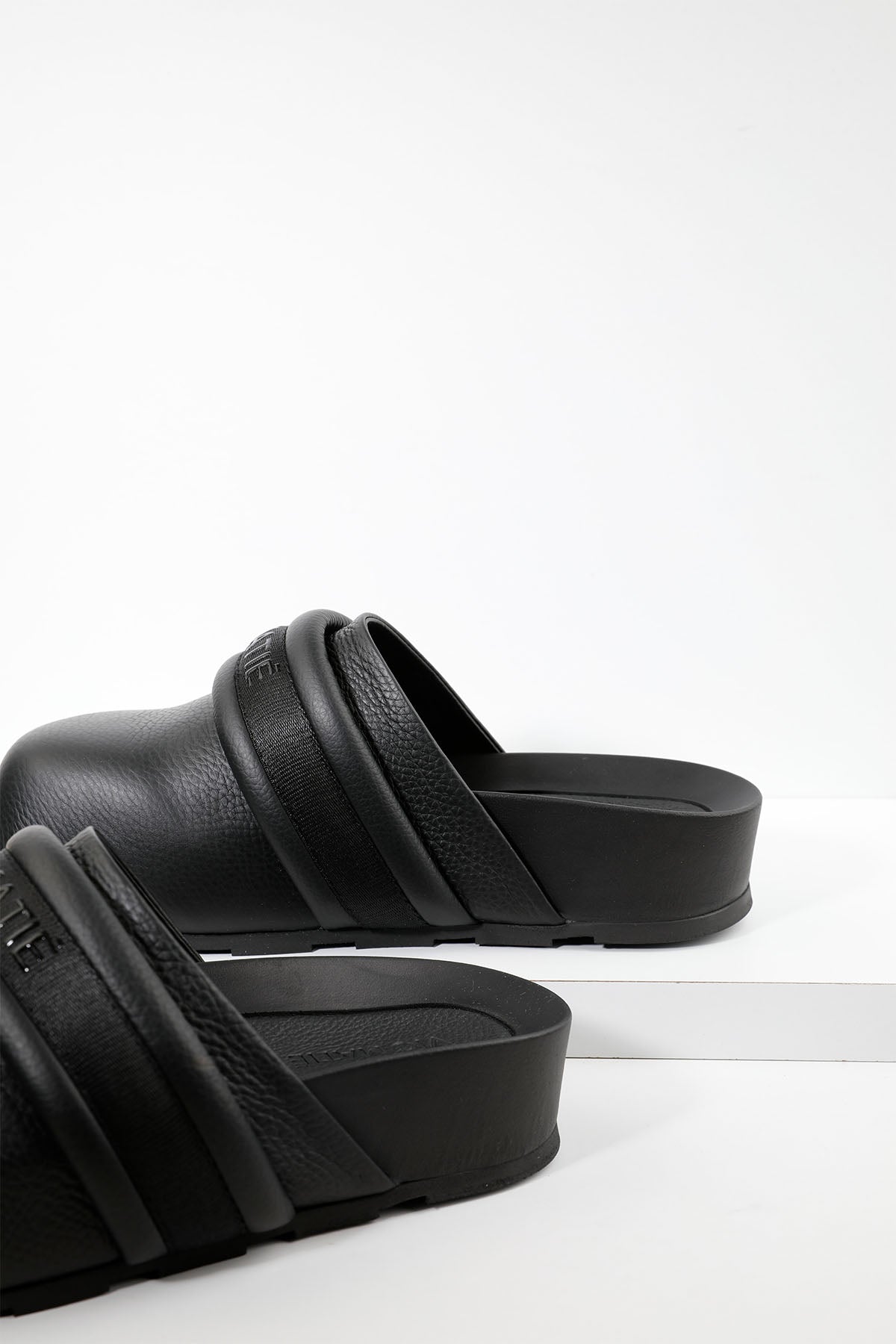 Vic Matie Logo Bantlı Deri Sabo Terlik-Libas Trendy Fashion Store