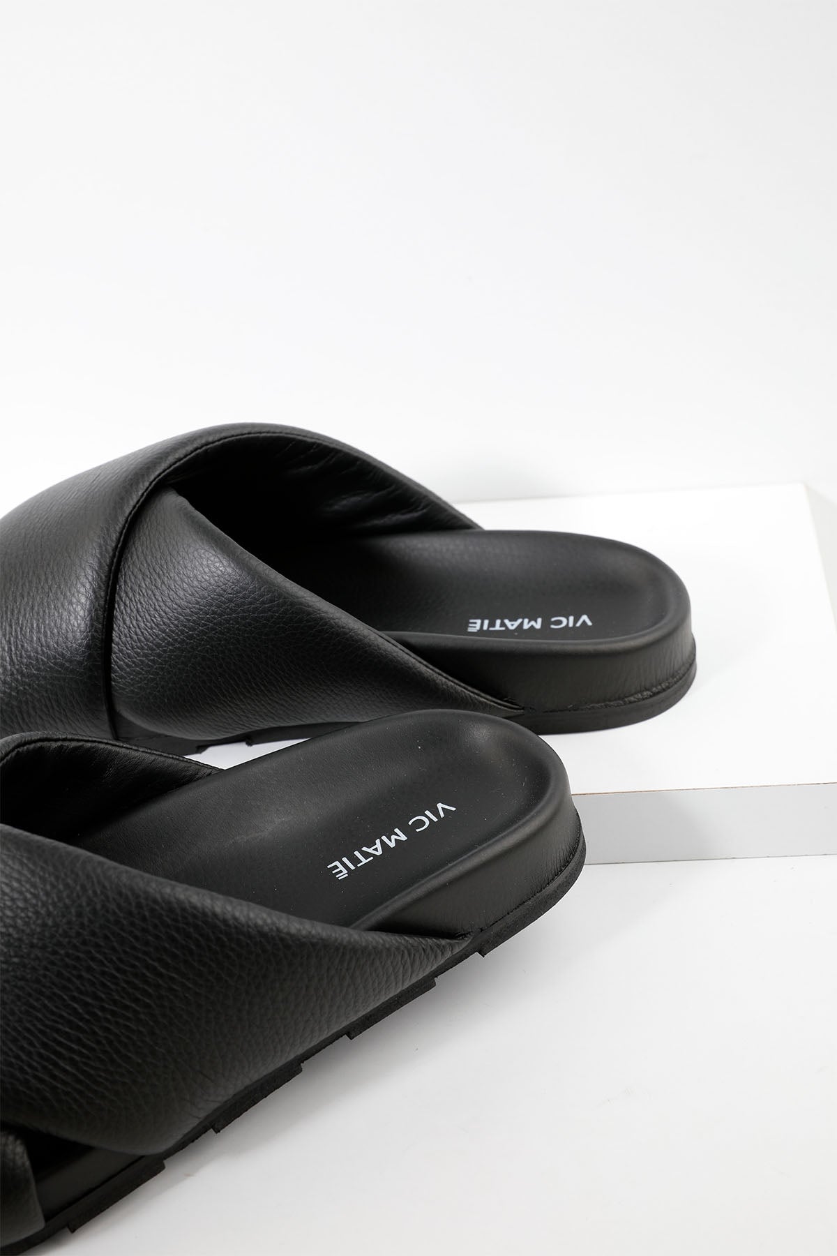 Vic Matie Yastıklı Çapraz Bantlı Deri Terlik-Libas Trendy Fashion Store