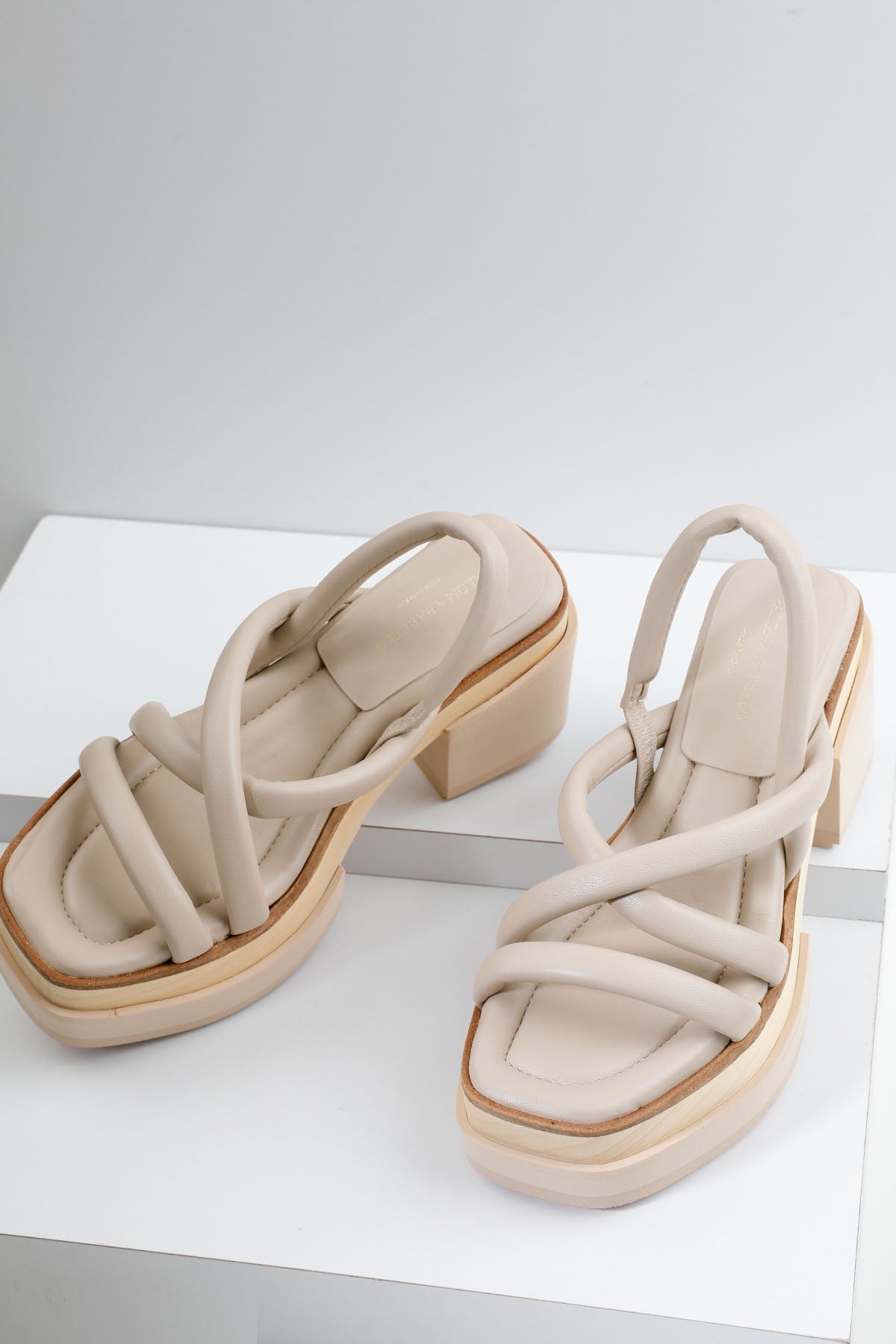 Paloma Barcelo Marine Ayrık Platform Tabanlı Küt Burun Sandalet-Libas Trendy Fashion Store