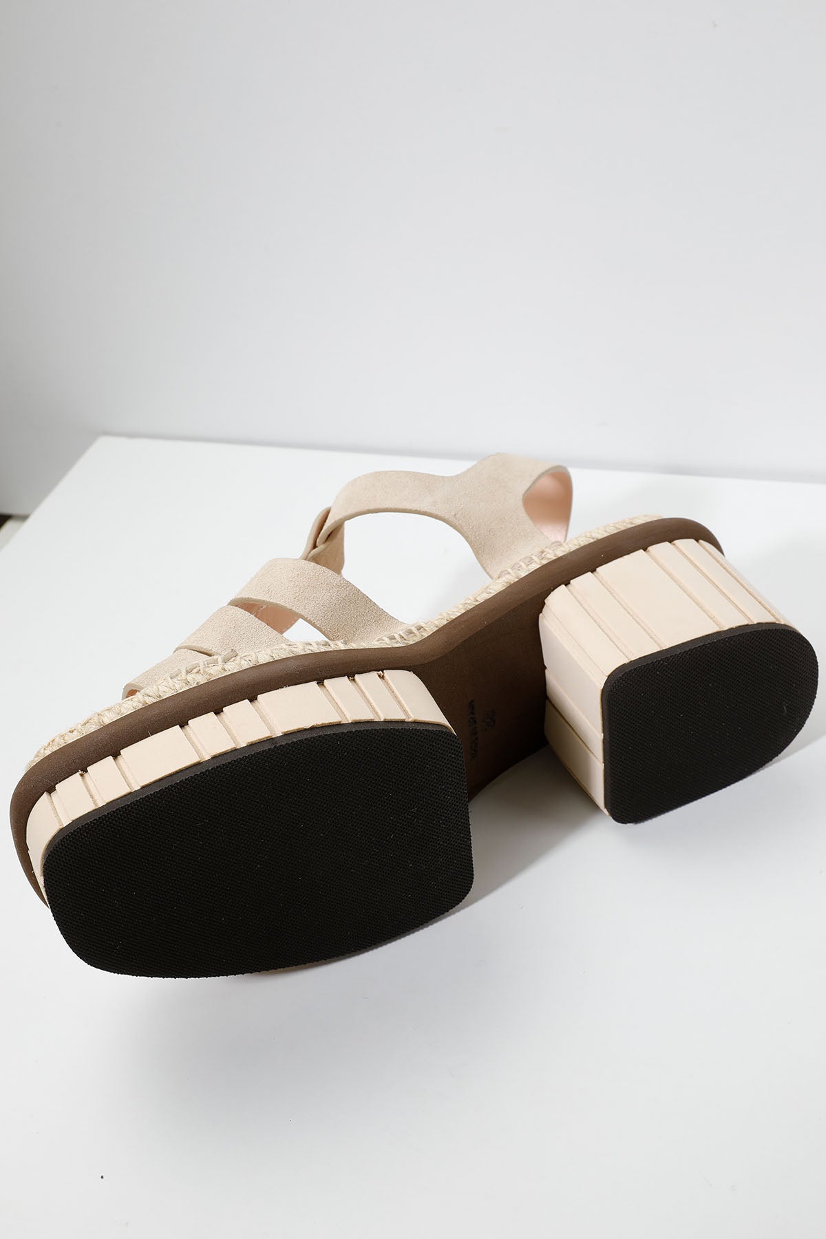 Kanna Ayrık Platform Tabanlı Küt Burun Süet Sandalet-Libas Trendy Fashion Store