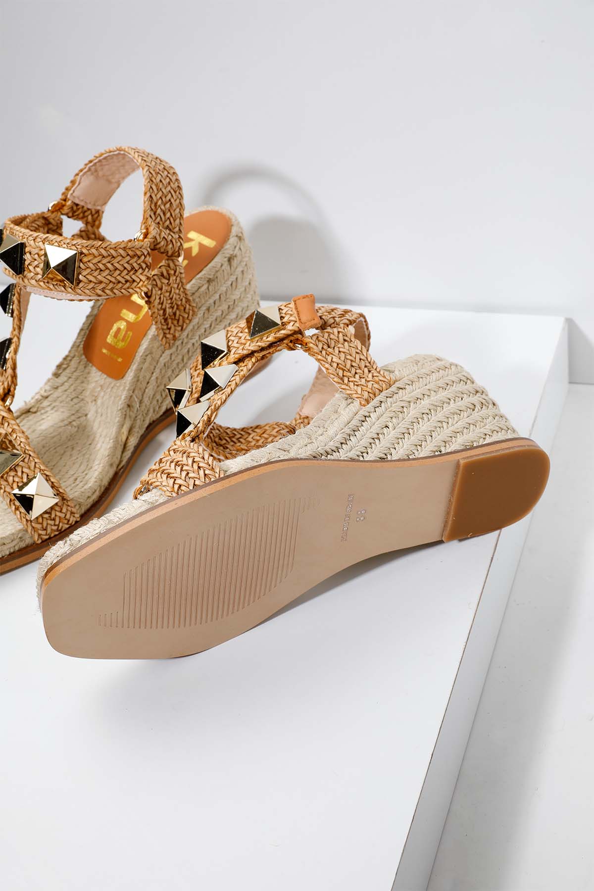 Kanna Aksesuar Detaylı Dolgu Topuk Hasır Örgü Sandalet-Libas Trendy Fashion Store