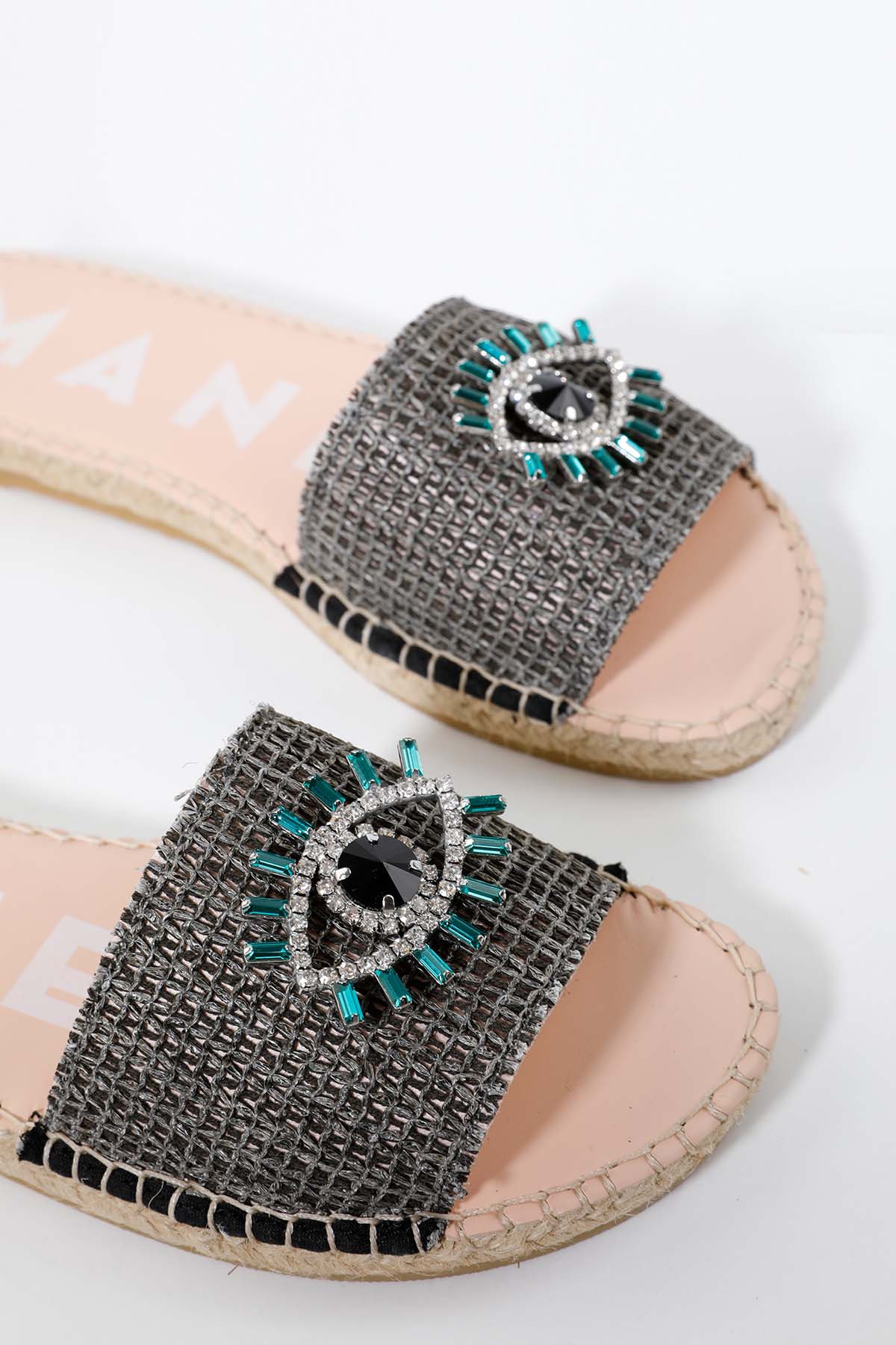 Manebi Capri Göz Logolu Hasır Örgü Terlik-Libas Trendy Fashion Store
