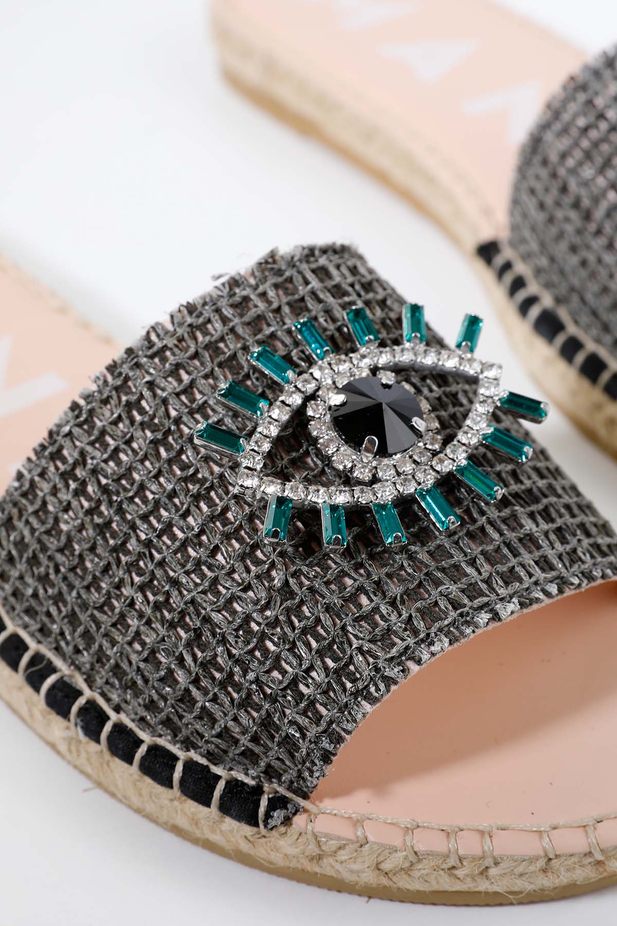 Manebi Capri Göz Logolu Hasır Örgü Terlik-Libas Trendy Fashion Store