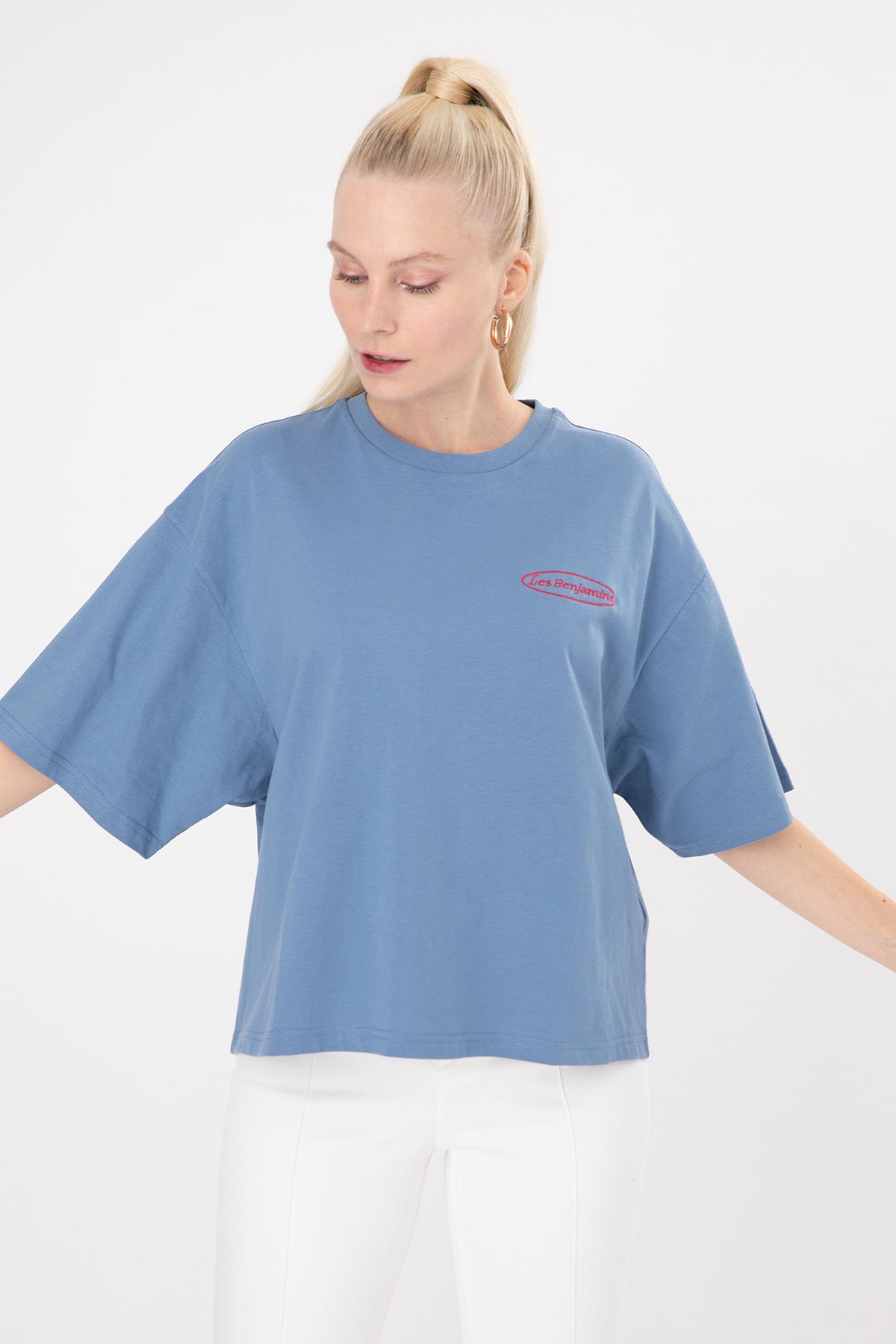 Les Benjamins Yuvarlak Yaka Logolu T-shirt-Libas Trendy Fashion Store