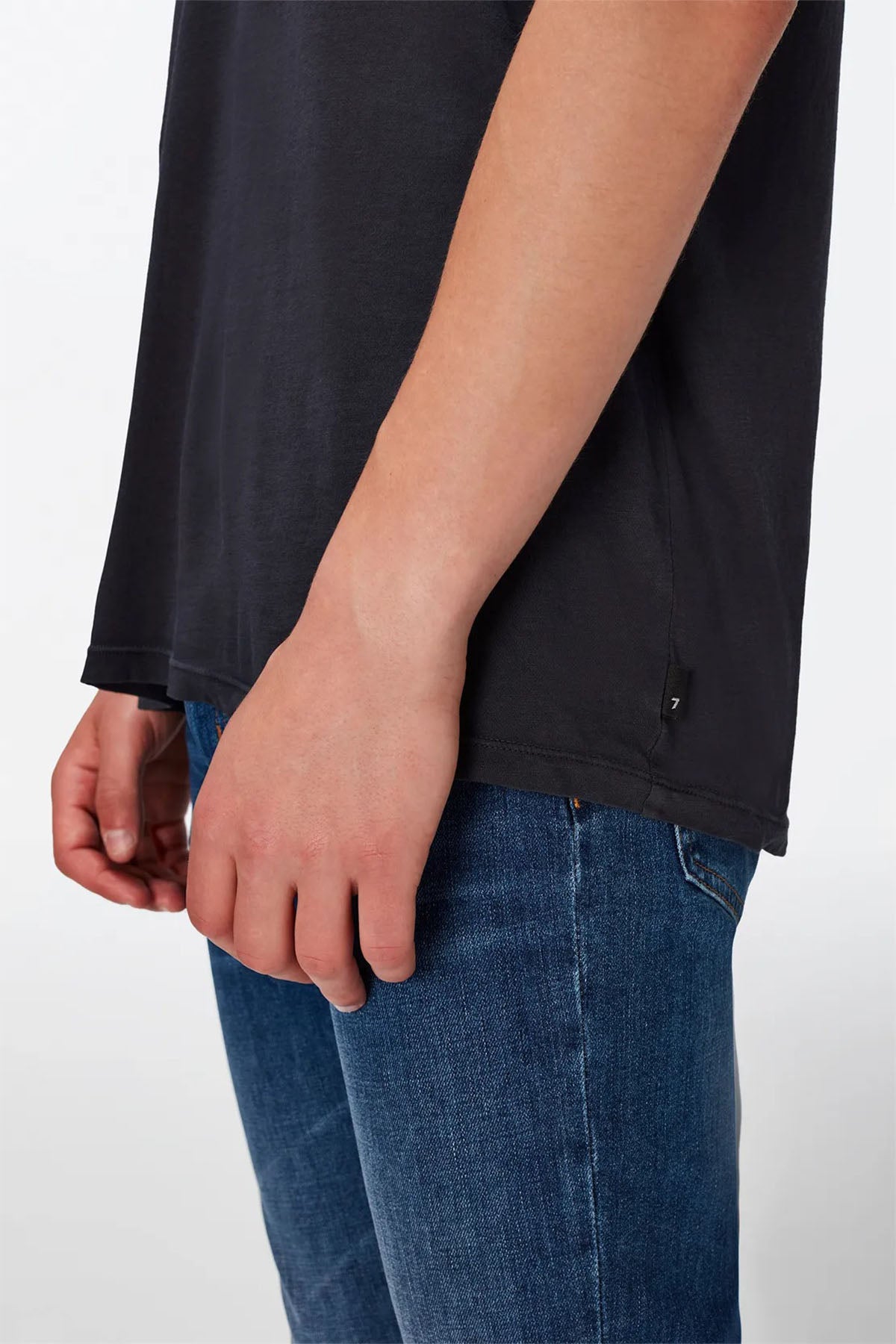 7 For All Mankind Featherweight Yuvarlak Yaka T-shirt-Libas Trendy Fashion Store