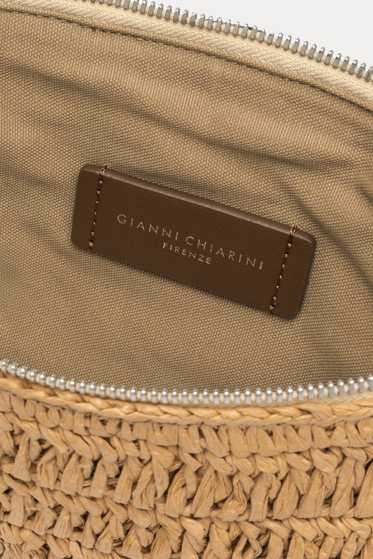 Ayolning erkak ustidan hukmronligi fotosurati